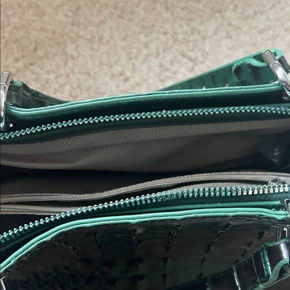 Elegant Green Faux Crocodile-Embossed Women's Bag - Picture 3 of 5